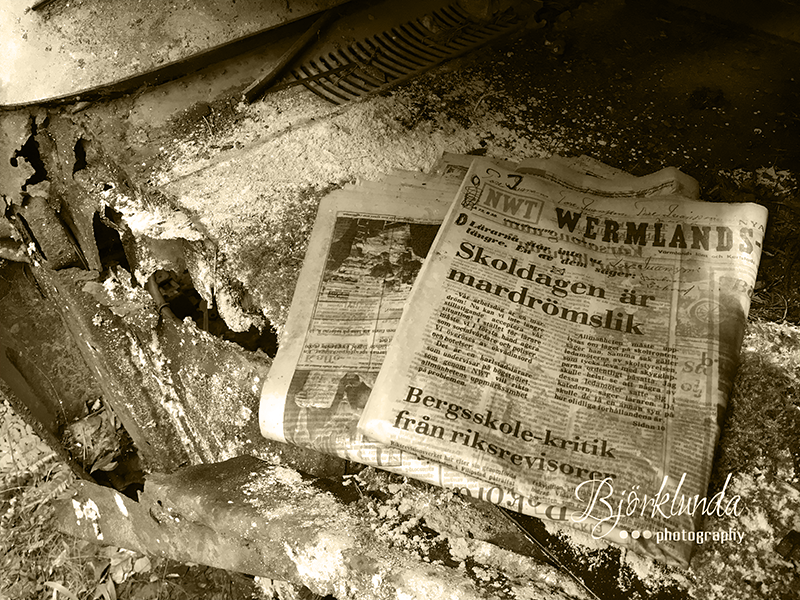 Fundstck - Eine alte Zeitung inmitten der vergessenen Autos