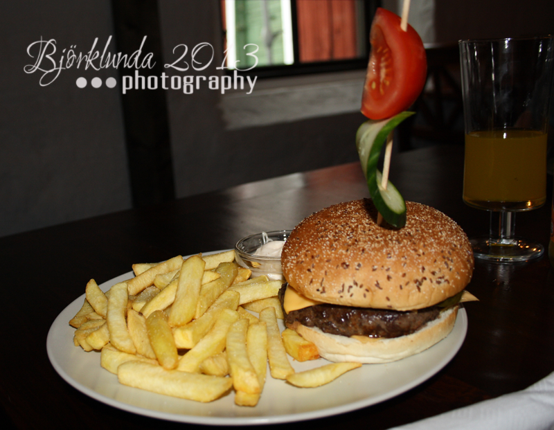 Der berühmte Elch-Burger (Älgburgare) im Elchrestaurant Sysslebäck (Värmland) - Älgrestaurant / Mooserestaurant  Sysslebäck (Värmland)