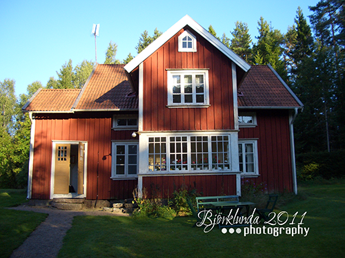 Schwedenhaus in der typisch schwedischen Farbe Falu rd mit weien Rahmen.