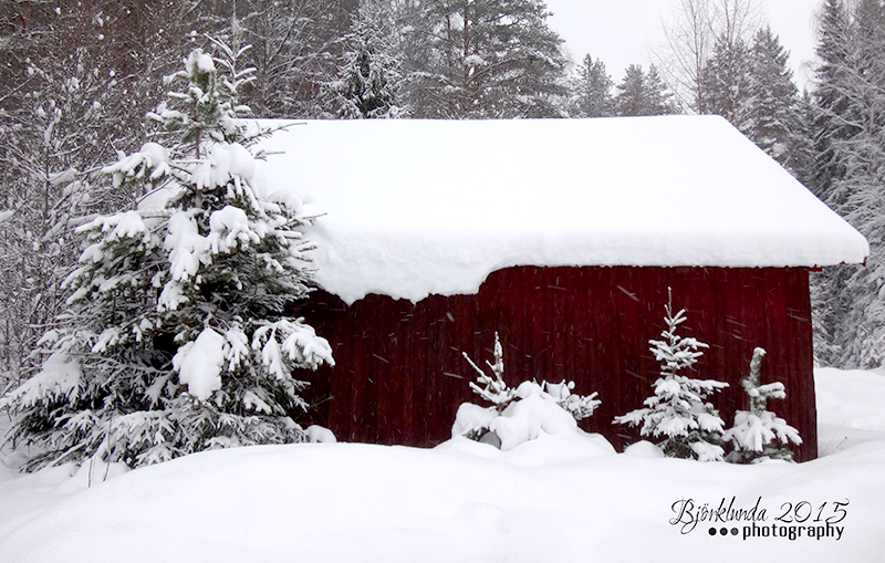 Rotes Schwedenhäuschen im Winterschlaf #Schwedenkalender2015