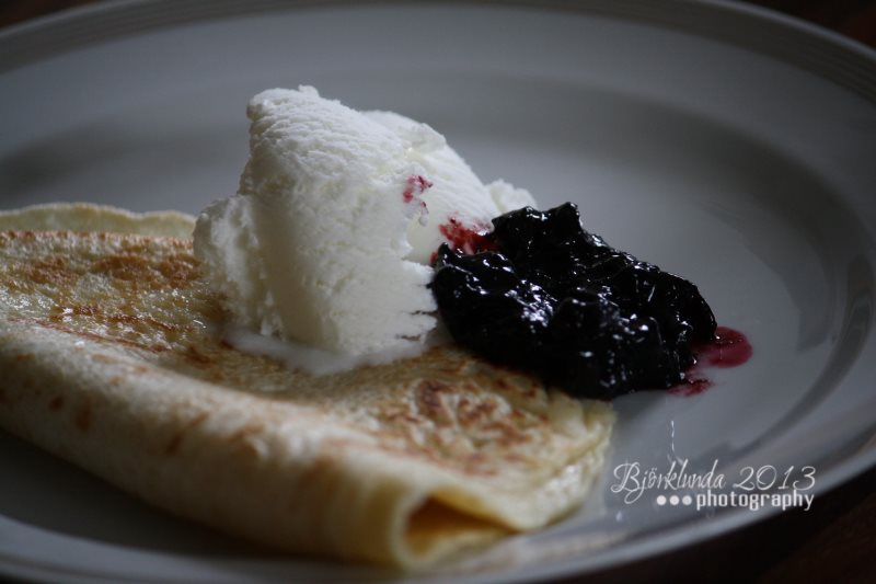 Schwedenblog - Schwedischer Pfannkuchen mit Heidelbeermarmelade (Pannkaka med Blbrsylt)