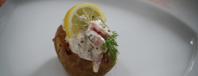Ofenkartoffeln mit Krabbensalat (Ugnsbakat potatis med Skagenröra)