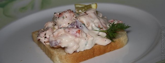 Schwedischer Krabbensalat mit Toast - Skagenröra mit Toast