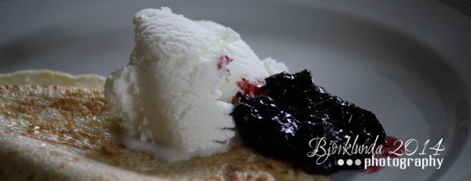 Pfannkuchen mit Heidelbeermarmelade (Pannkaka med blåbärsylt)