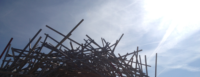 OBEN - architekttonisch angeordnete Holzleisten in Uster (CH)