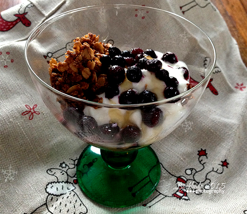 Kardamon-Müsli mit Joghurt und Beeren (Kardemummafras med yoghurt och bär)