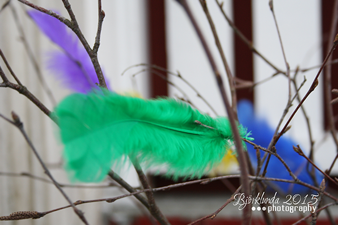 Schwedischer Osterstrauß - Mit bunten Federn in Richtung Ostern